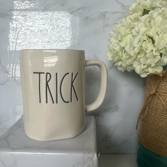 Set of 2 mugs RAE DUNN “TRICK” and “TREAT”coffee mugs EUC - Picture 4 of 10